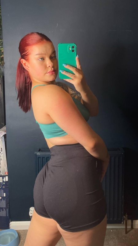 showing off that booty in gym clothes 🍑